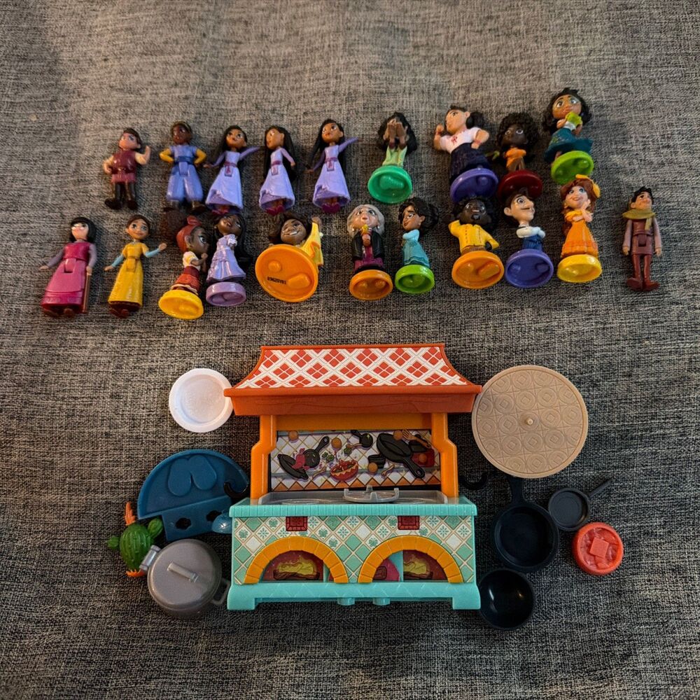 Disney Encanto Step & Stir Kitchen Playset 9 Pieces and 20 figures